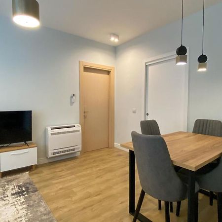 Centrally Located Glamorous Bright Apt Near Bazaar Tirana Exterior foto