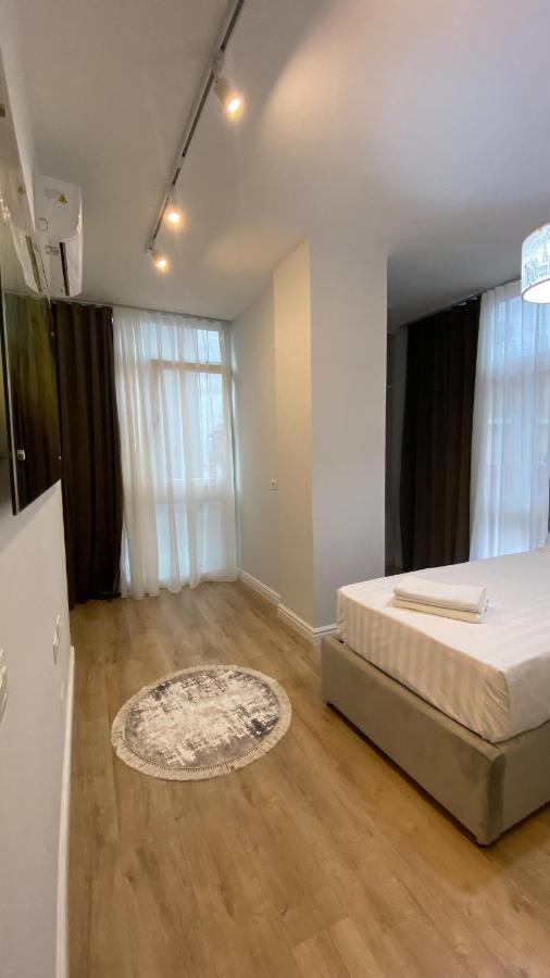Centrally Located Glamorous Bright Apt Near Bazaar Tirana Exterior foto
