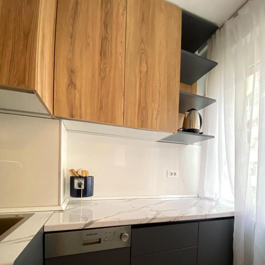 Centrally Located Glamorous Bright Apt Near Bazaar Tirana Exterior foto