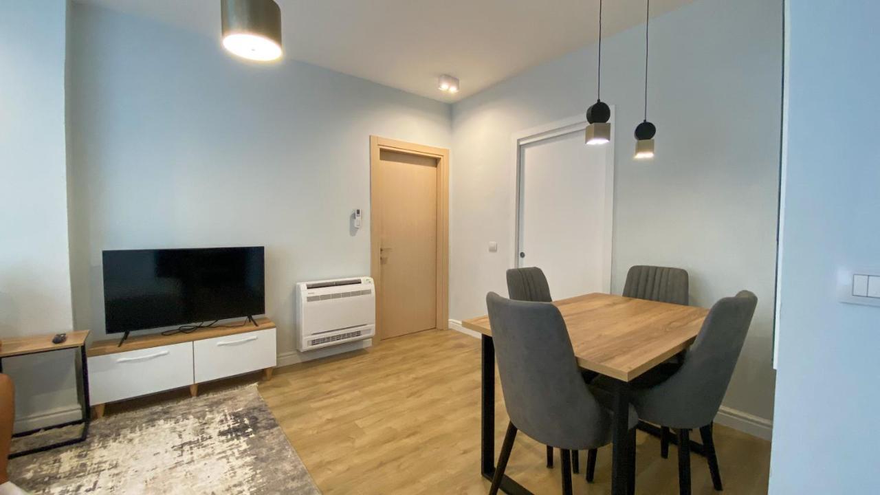 Centrally Located Glamorous Bright Apt Near Bazaar Tirana Exterior foto