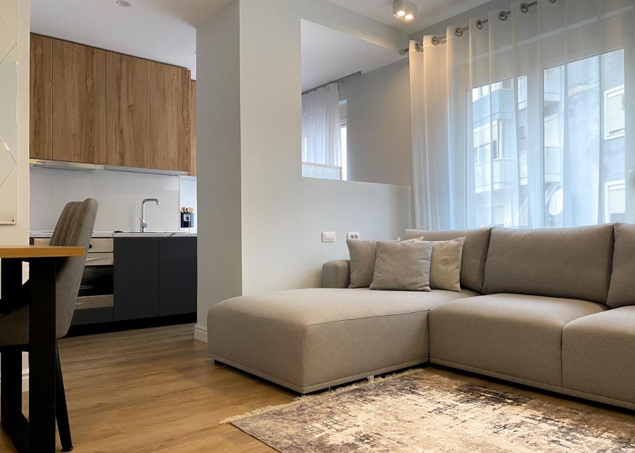 Centrally Located Glamorous Bright Apt Near Bazaar Tirana Exterior foto