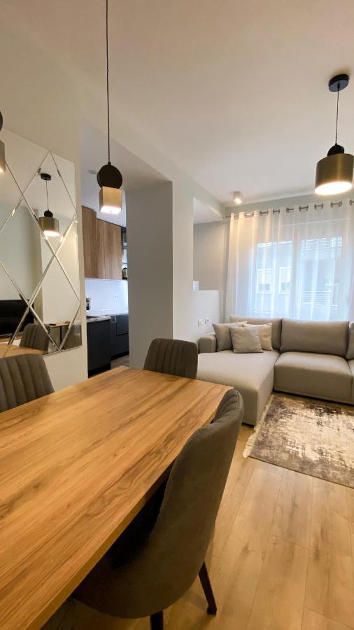 Centrally Located Glamorous Bright Apt Near Bazaar Tirana Exterior foto