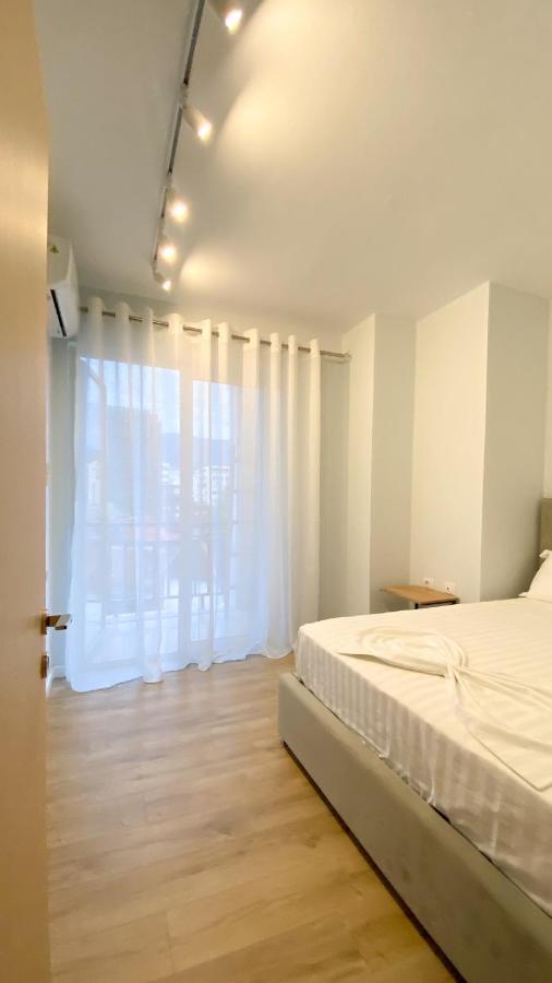 Centrally Located Glamorous Bright Apt Near Bazaar Tirana Exterior foto