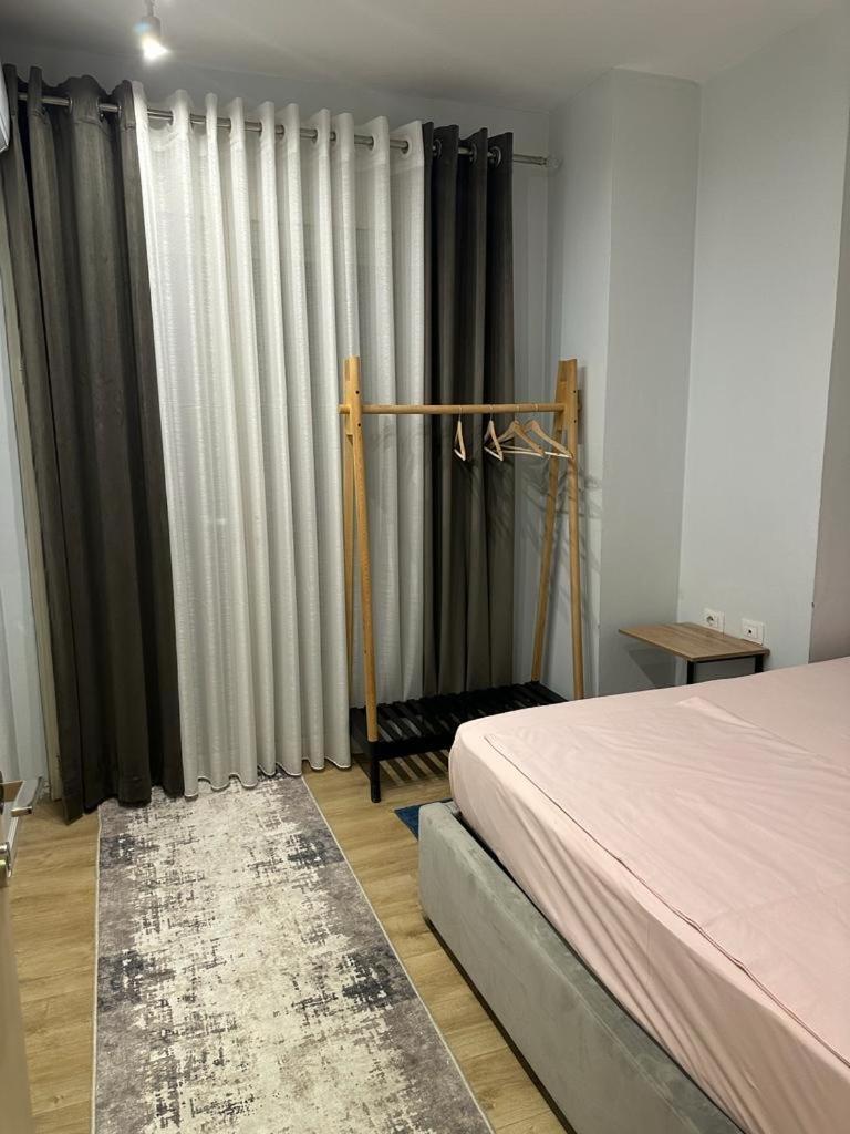 Centrally Located Glamorous Bright Apt Near Bazaar Tirana Exterior foto