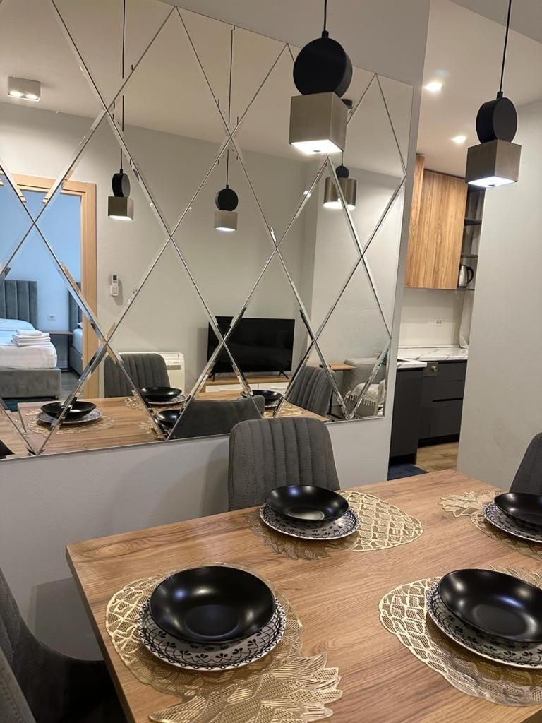 Centrally Located Glamorous Bright Apt Near Bazaar Tirana Exterior foto
